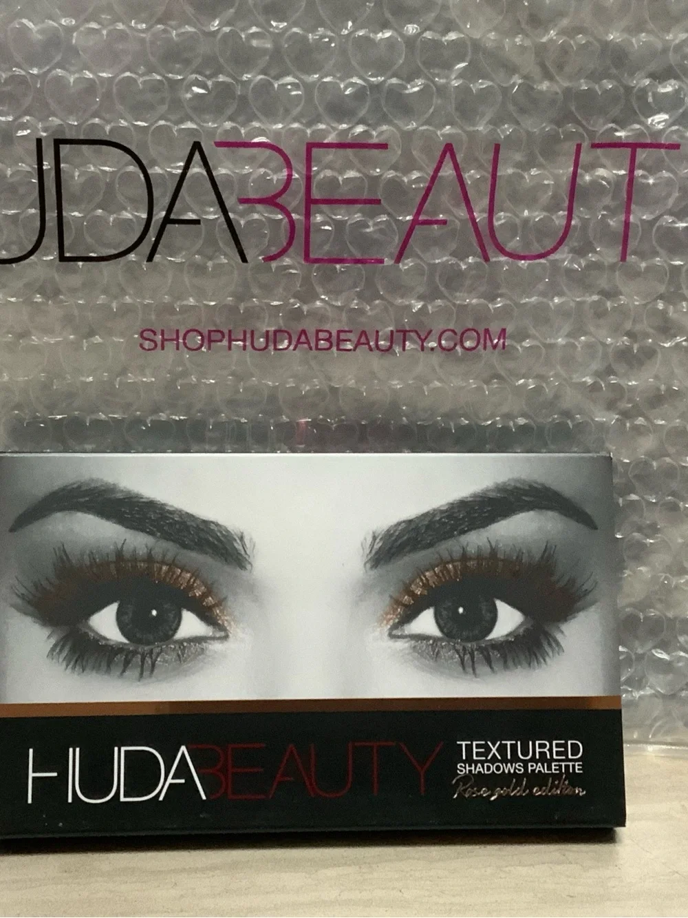 Huda  beauty textured eyeshadow palette new